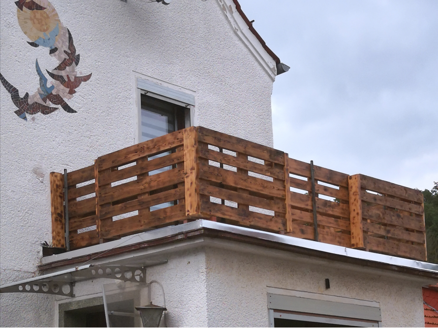 Balkon mit Geländer aus Holz