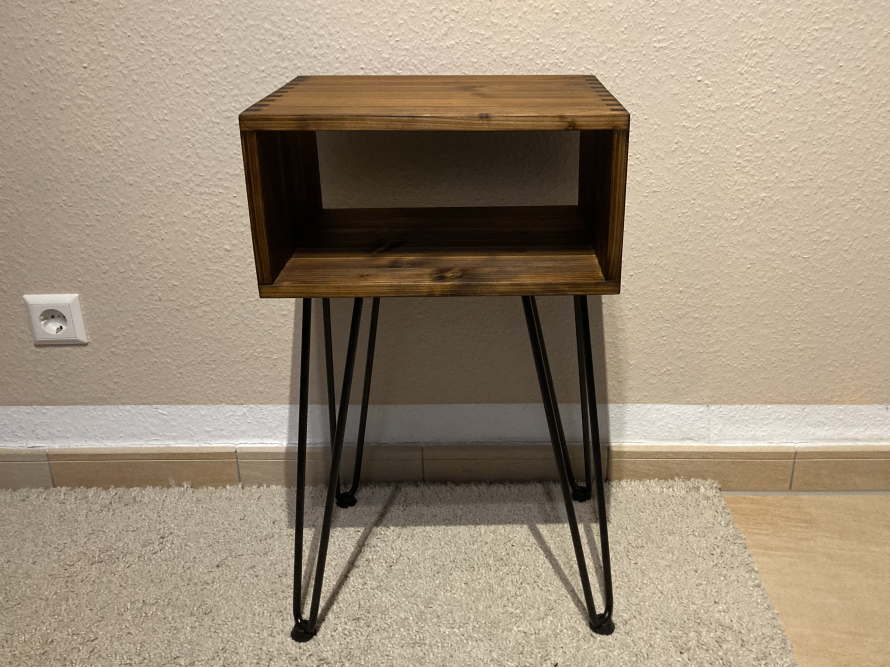 Kleiner Holztisch mit drei Beinen