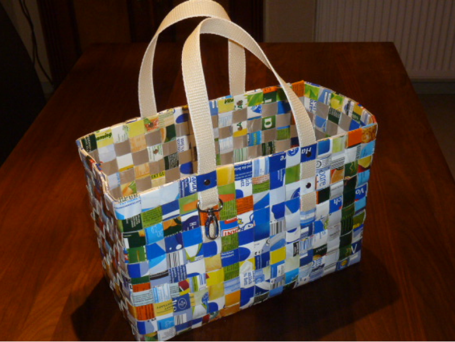 Einkaufstasche aus geflochtenen Verpackungen