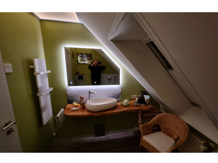 Modernes Badezimmer im Dachgeschoss