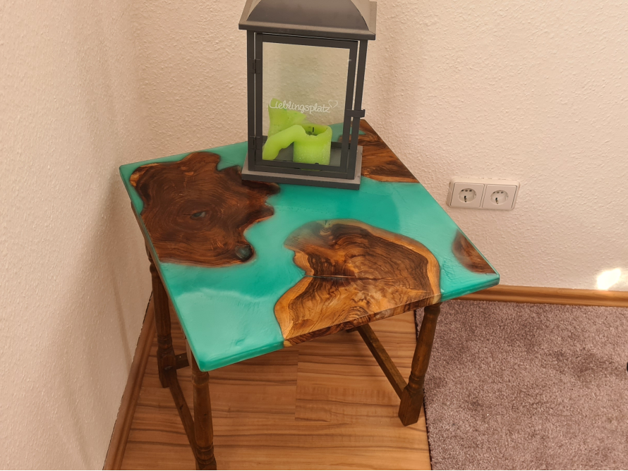 Beistelltisch mit blauer Tischplatte