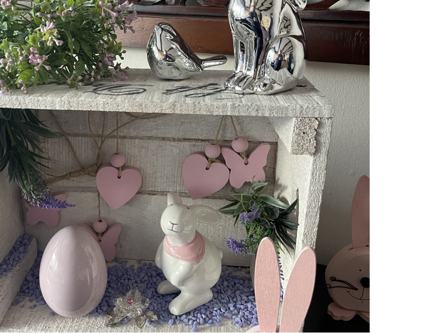 Osterdekoration in Holzkiste