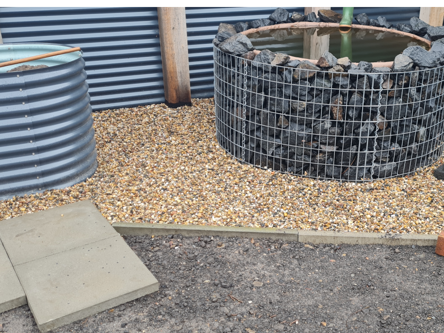 Gartengestaltung mit Teich und Kies