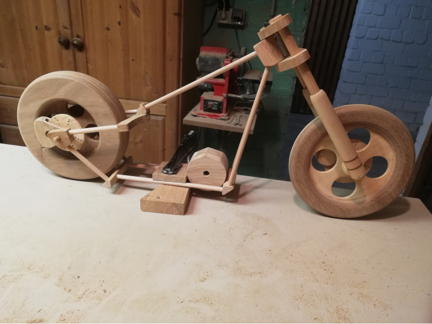 Modell eines Motorrads aus Holz