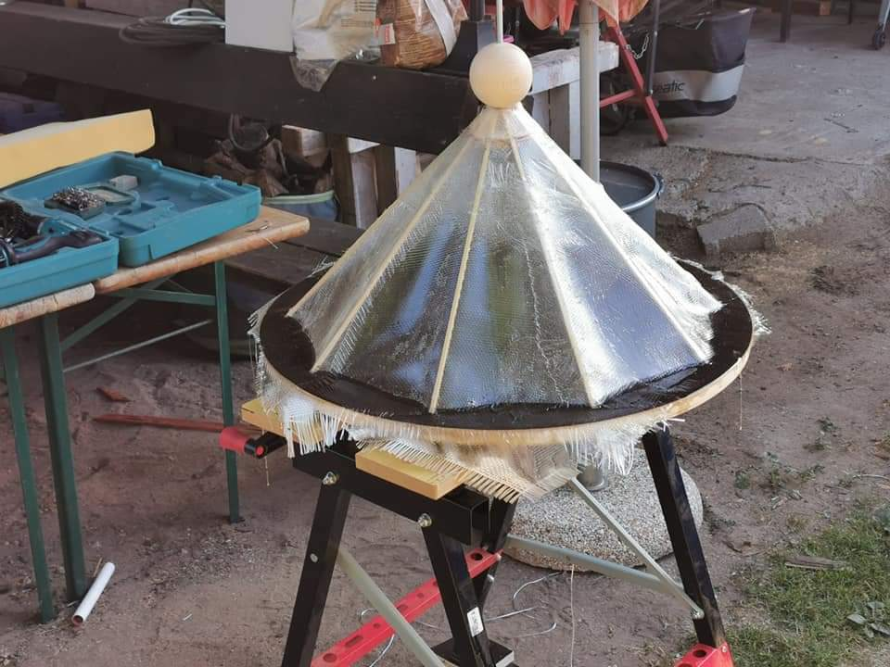 Kegelförmiges Objekt aus durchsichtigem Material auf einem Arbeitstisch