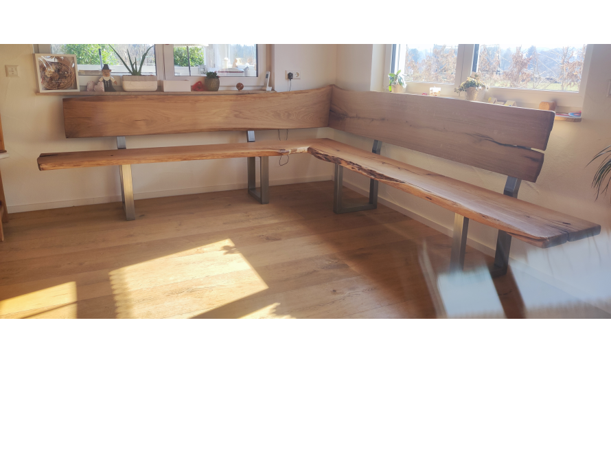 Eckenbank aus Holz mit Metallfüßen