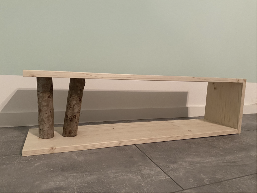 Holzregal mit Baumstammfüßen