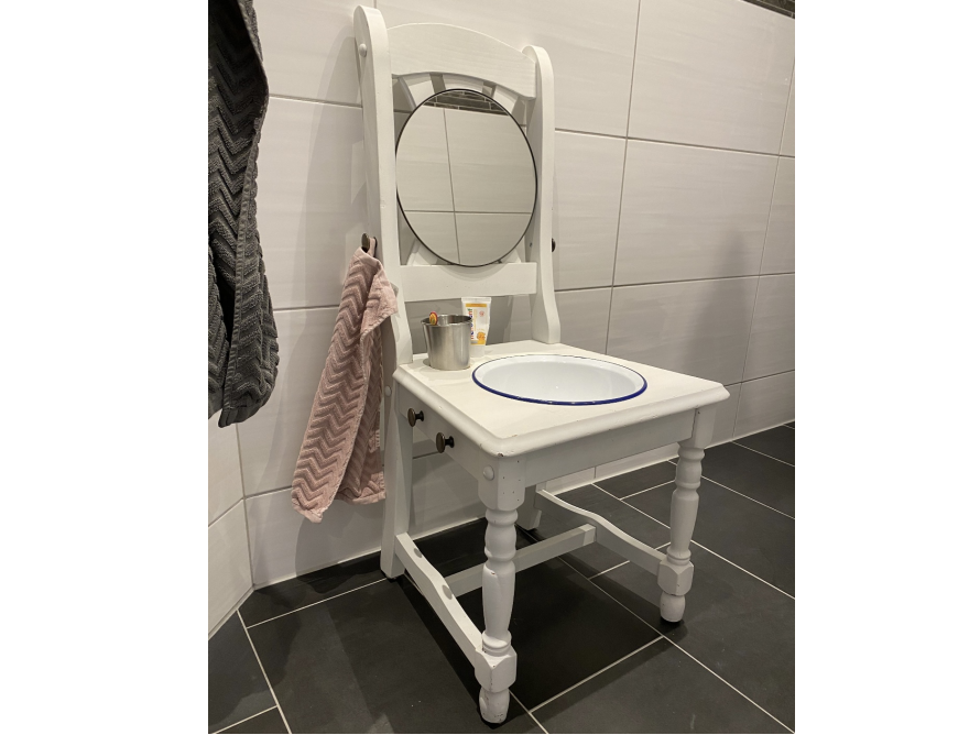 Upgecycelter Stuhl mit Waschschüssel