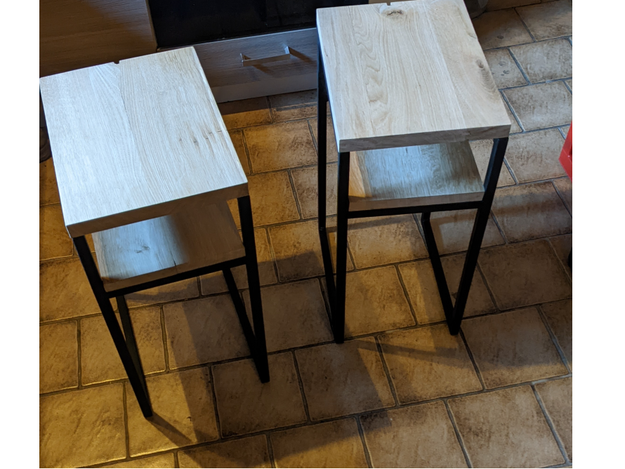 Zwei Beistelltische mit hellem Holz und schwarzem Metallrahmen
