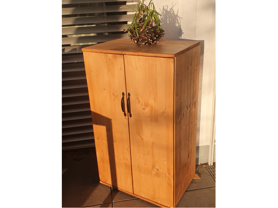 Holzschrank mit zwei Türen