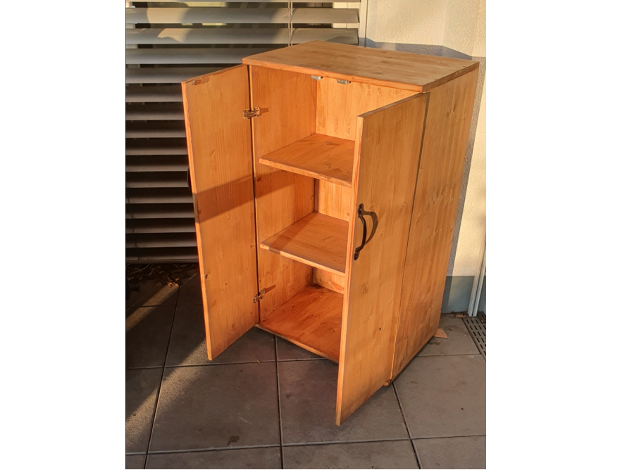 Holzschrank mit offenen Türen und drei Einlegeböden.