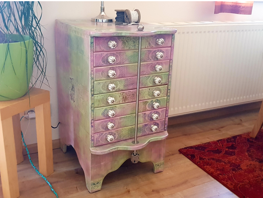 Upgecycelte Kommode mit vielen Schubladen