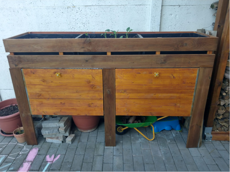 Hochbeet mit zwei Türen