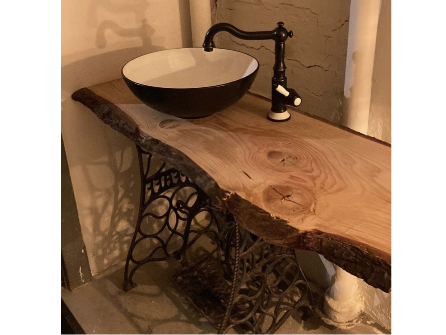 Waschbecken auf einem gusseisernen Ständer