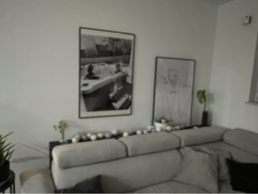 Ein Wohnzimmer mit einer Couch und zwei Bildern