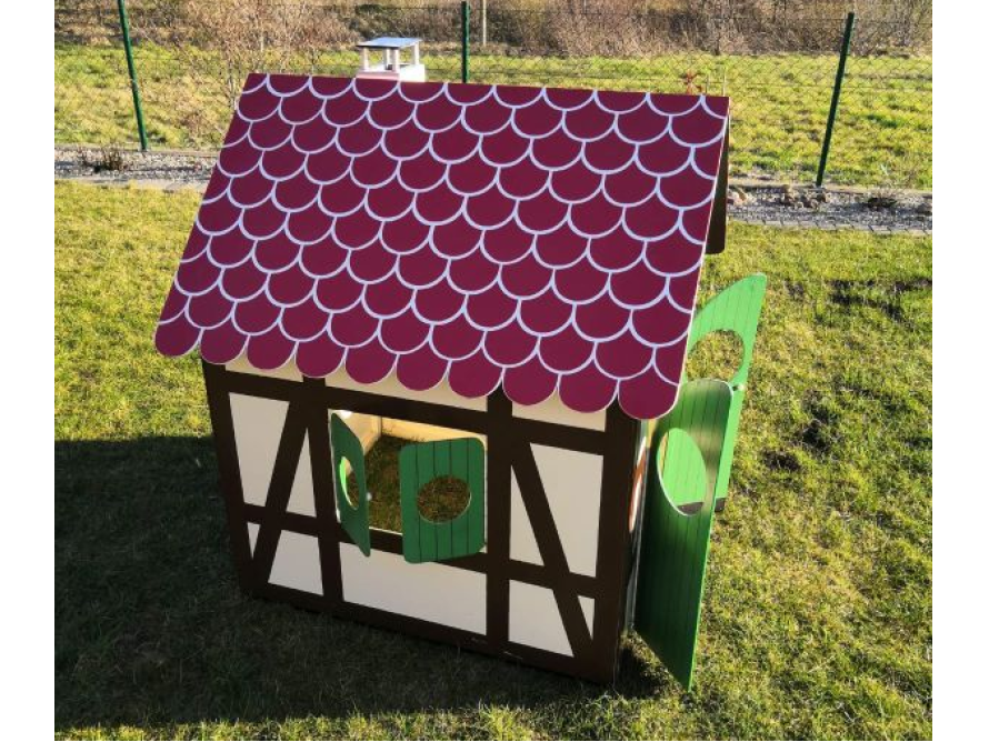 Spielhaus mit rotem Dach und grünen Fensterläden