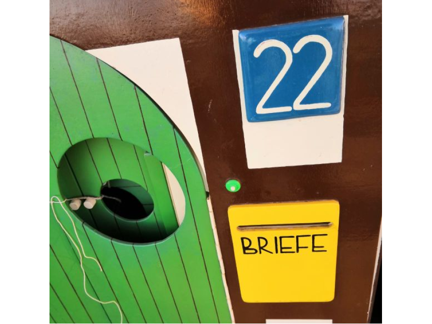 Spielhauswand mit Tür, Klingel und Briefkasten