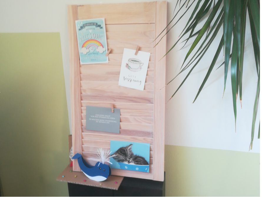 Holztafel mit Karten und einem Walfigurine