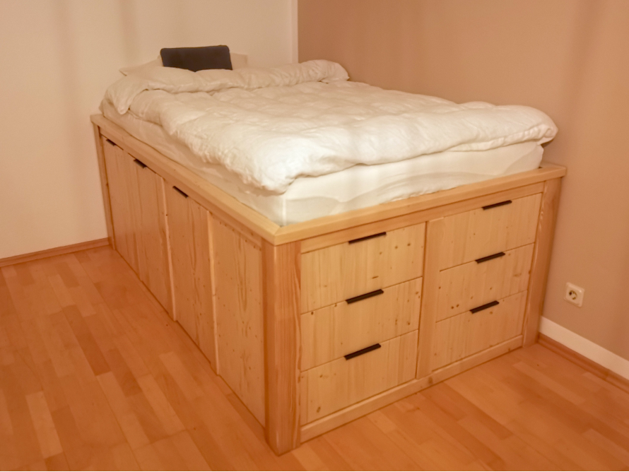 Holzbett mit Schubladen