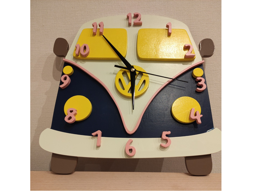 Eine Uhr in Form eines VW-Busses