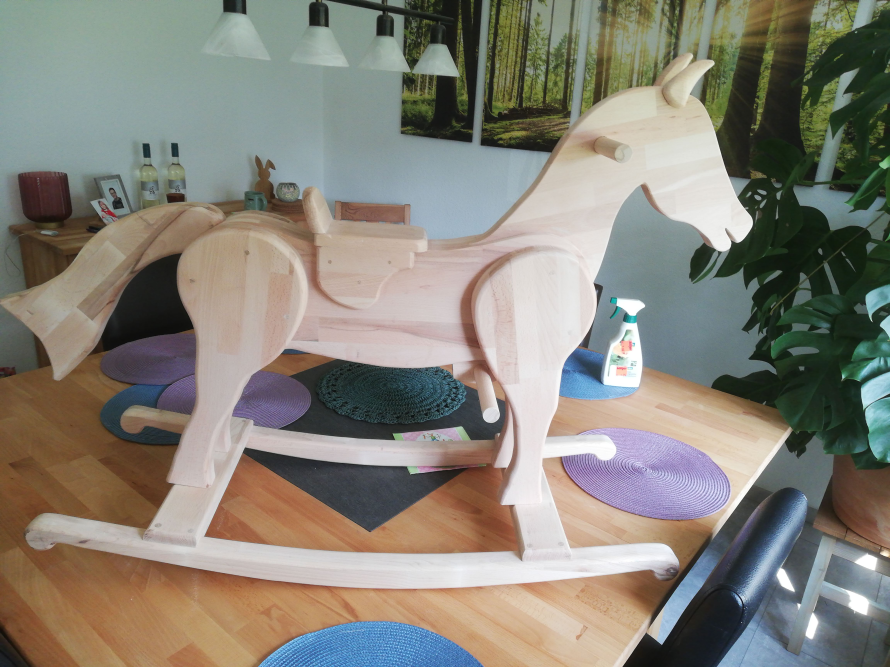 Hölzernes Schaukelpferd auf einem Tisch
