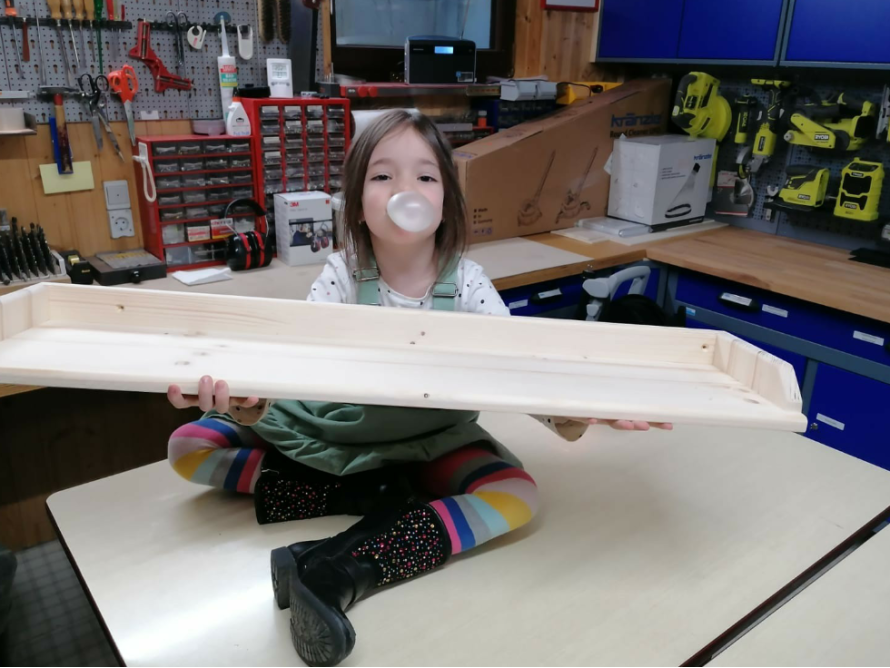 Kind mit einem langen Holzelement