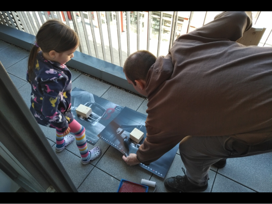 Zwei Personen bauen ein Modellhaus zusammen