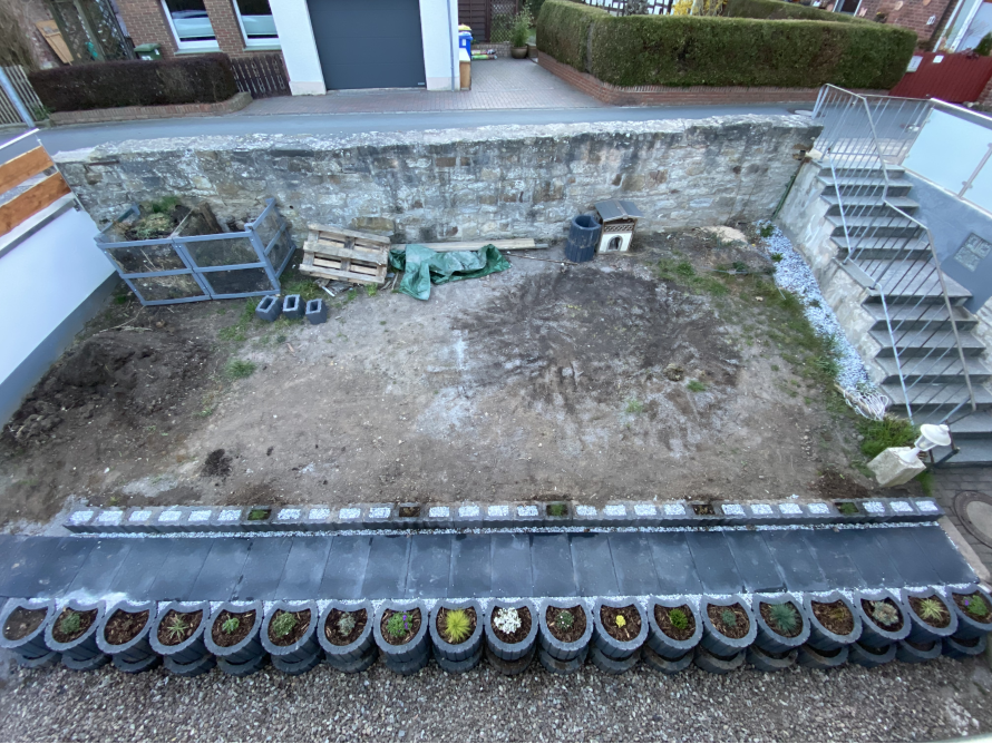 Leerer Garten mit Hochbeet