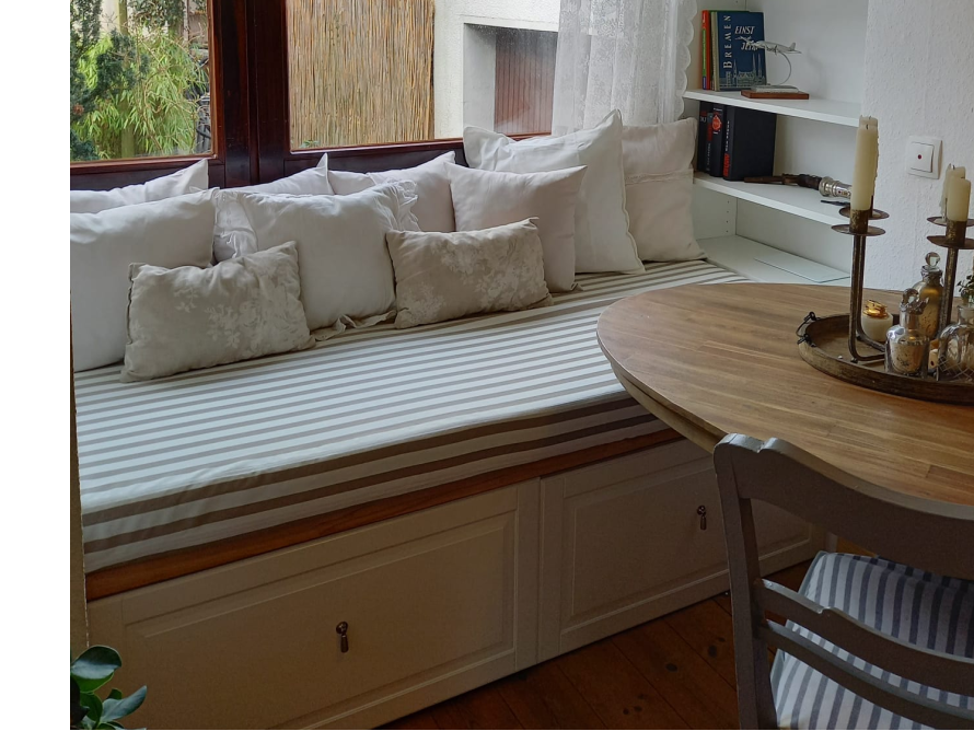 Gemütliche Fensterbank mit Sitzecke