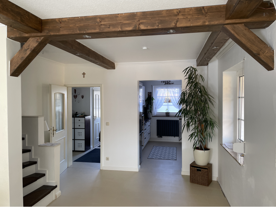 Ein Flur mit Blick in die Küche.