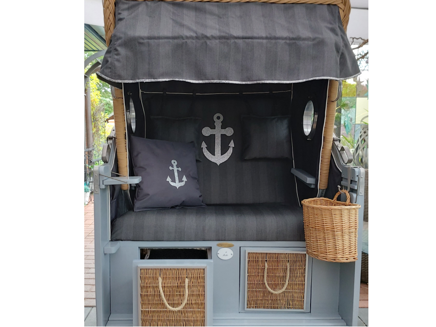 Strandkorb mit maritimen Kissen