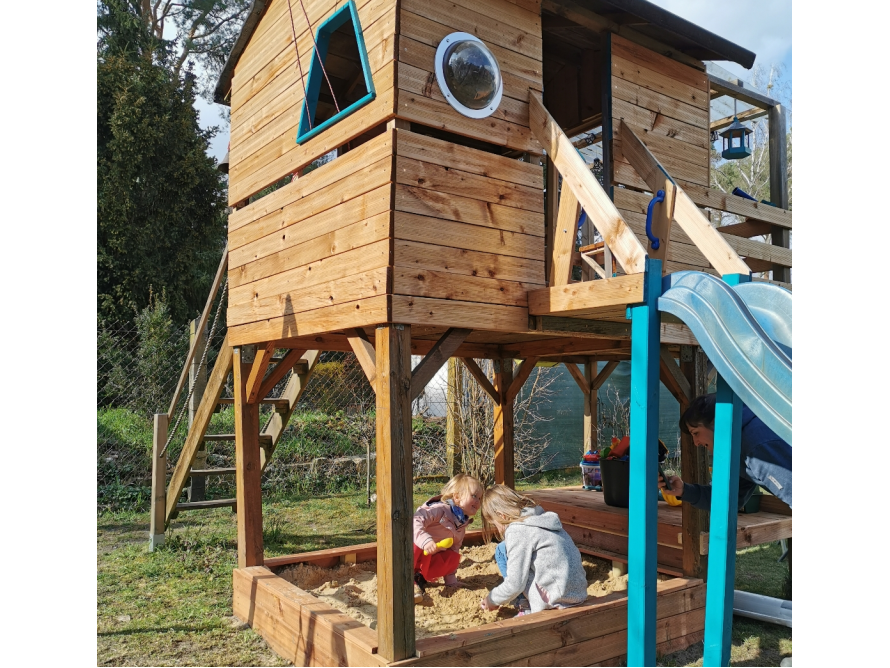 Spielhaus aus Holz mit Sandkasten