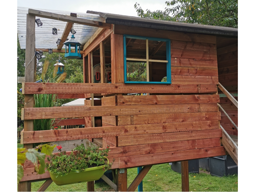 Holz-Spielhaus mit Veranda