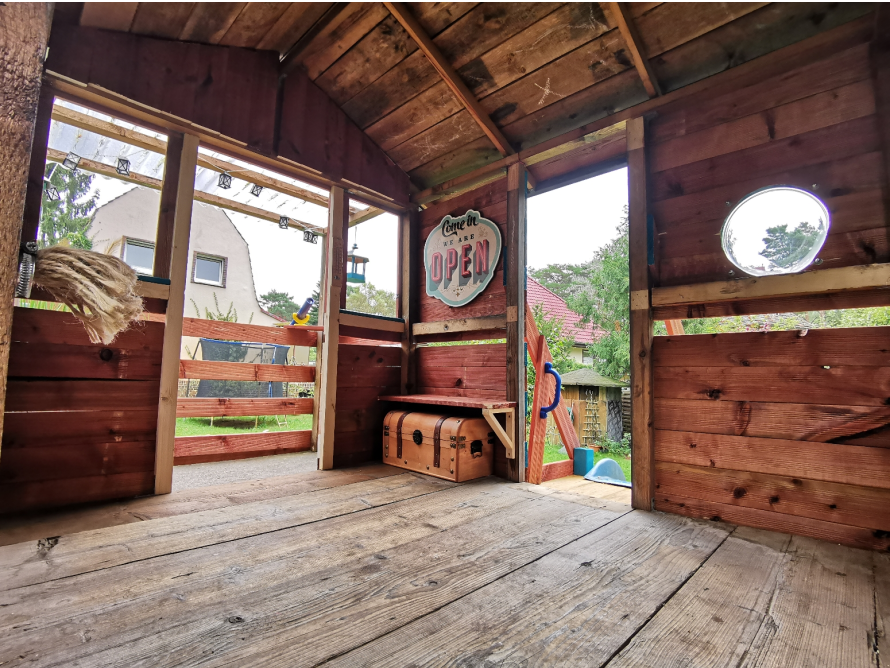 Innenansicht eines unfertigen Gartenhauses aus Holz