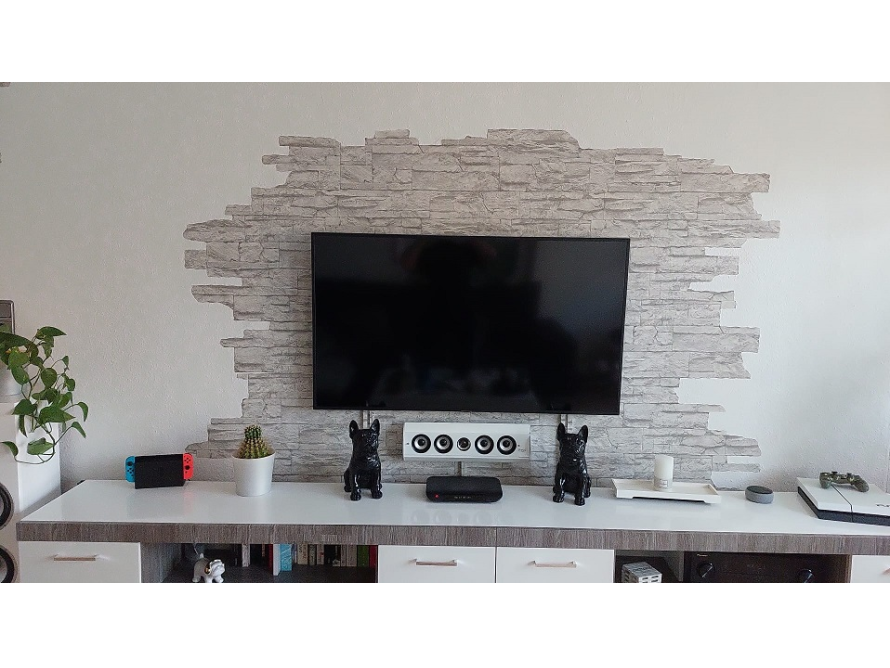 Ein Fernsehgerät auf einem Fernsehschrank