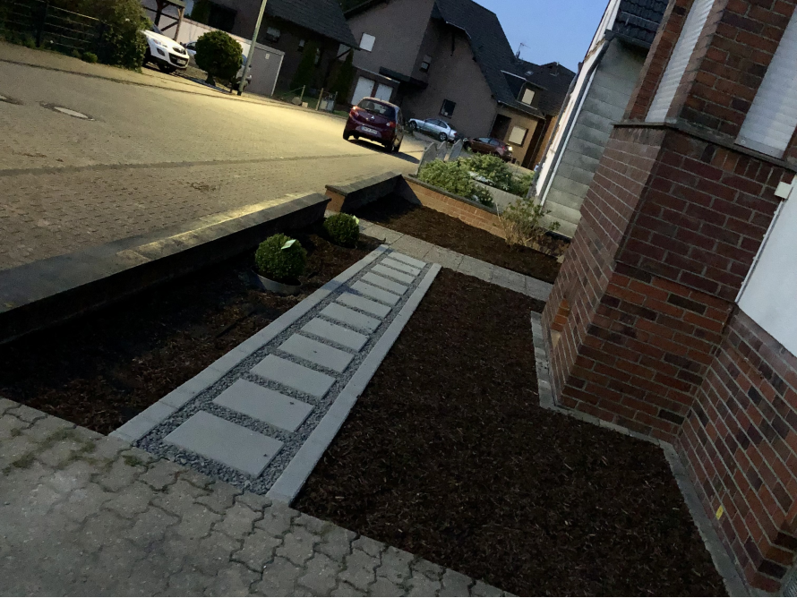 Gepflasterter Gartenweg mit Kies