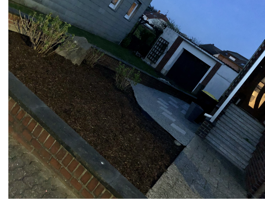 Gepflasterter Weg zu einem Haus