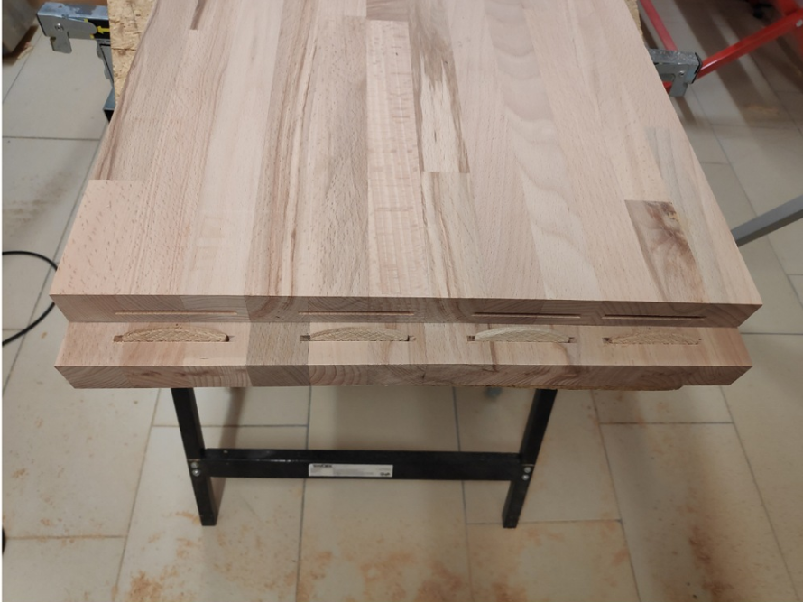 Holzplatte mit Flachdübeln