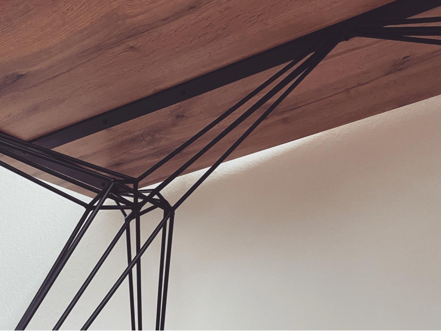 Tischunterseite mit Metallgestell