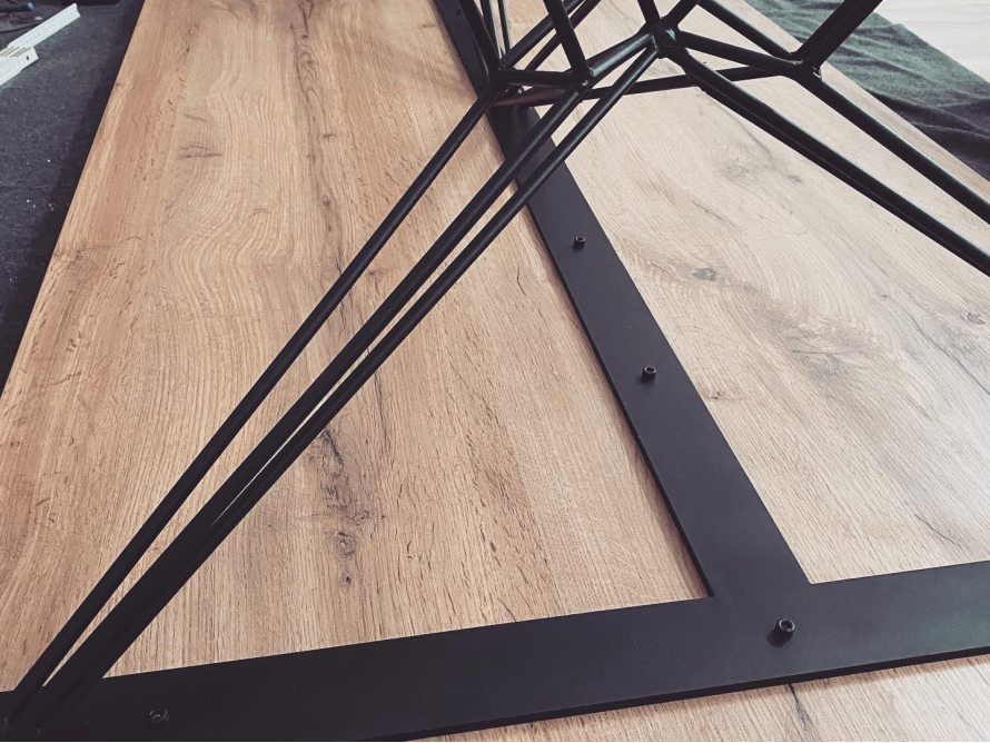 Tischgestell aus Metall auf Holzplatte