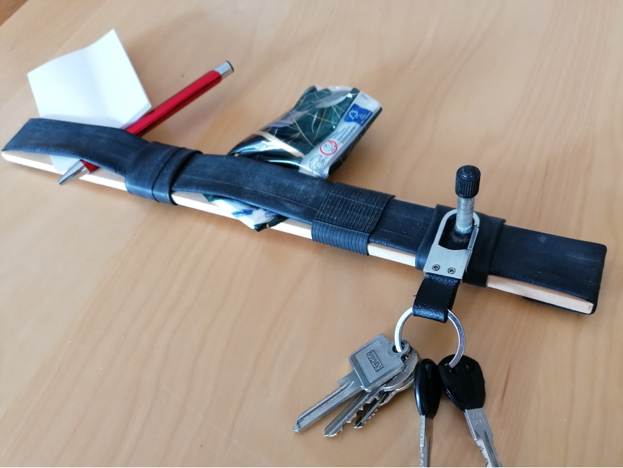 Ein Fahrradschlauch als Schlüsselbrett umfunktioniert.