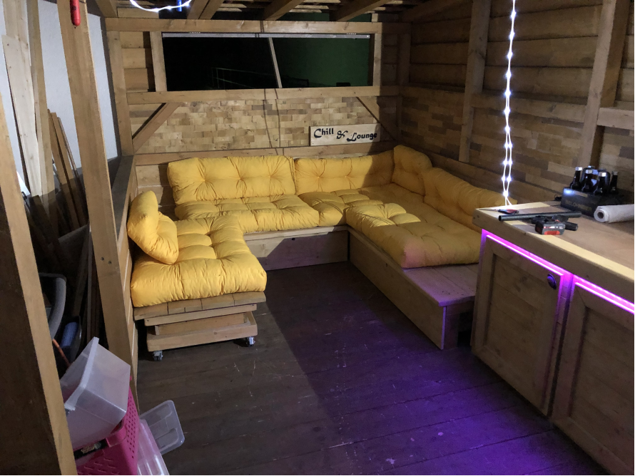 Gemütliche Lounge-Ecke in einem Gartenhaus