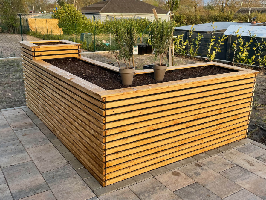 Holzgestell mit Pflanzenkübeln