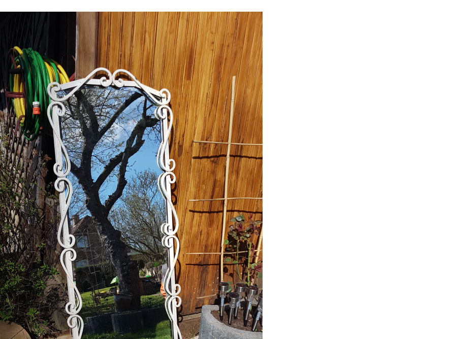 Weißer Spiegel mit geschwungenem Rahmen