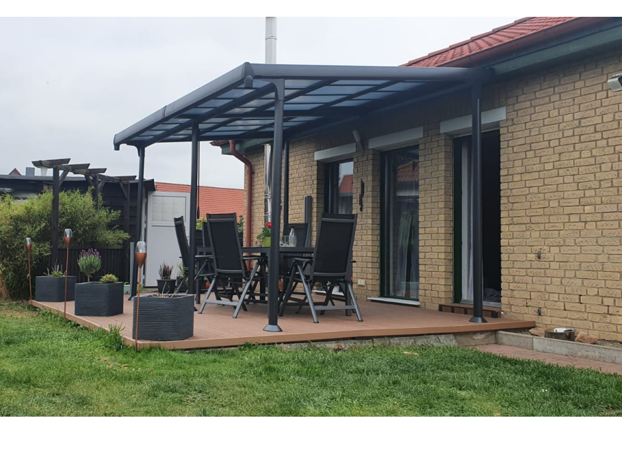 Überdachte Terrasse mit Gartenmöbeln