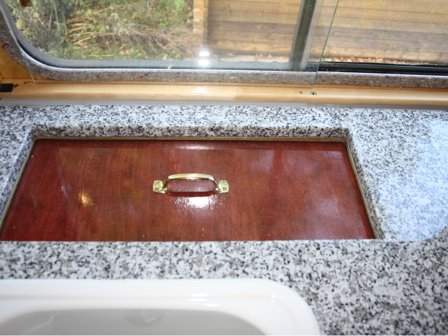 Eingebaute Schublade mit messingfarbenem Griff