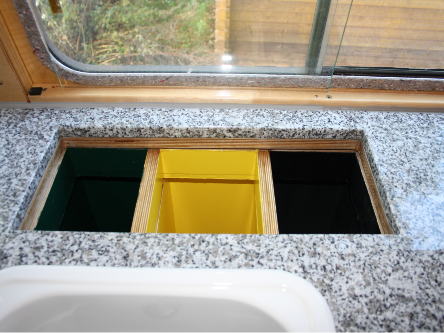 Eingebauter Mülleimer mit drei Fächern