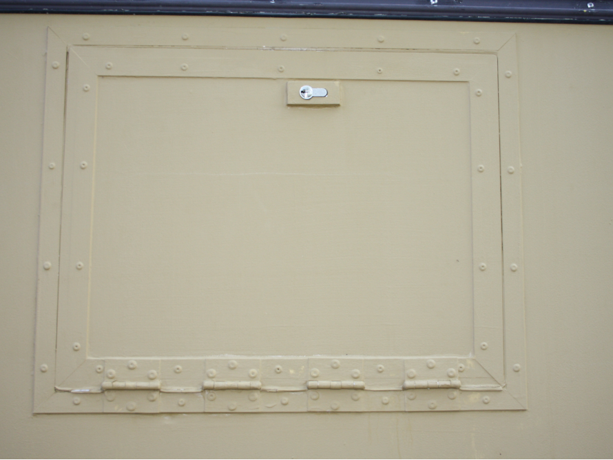 Beige verschlossene Metallklappe