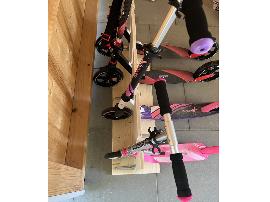 Holzständer für drei Roller