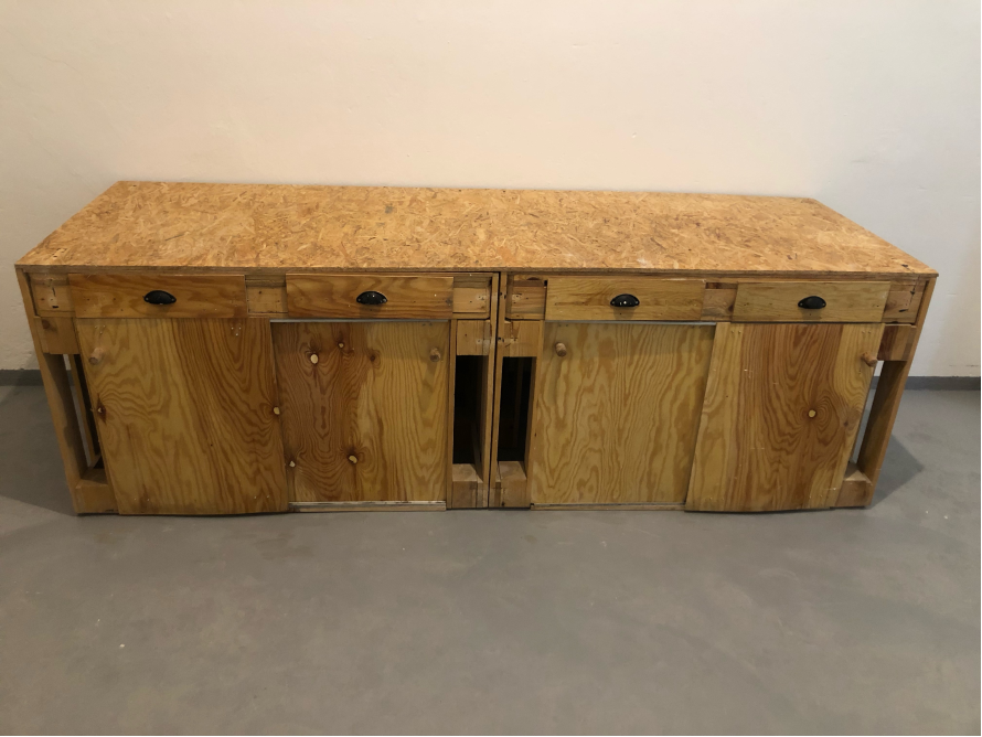 Holzschrank mit vier Schubladen